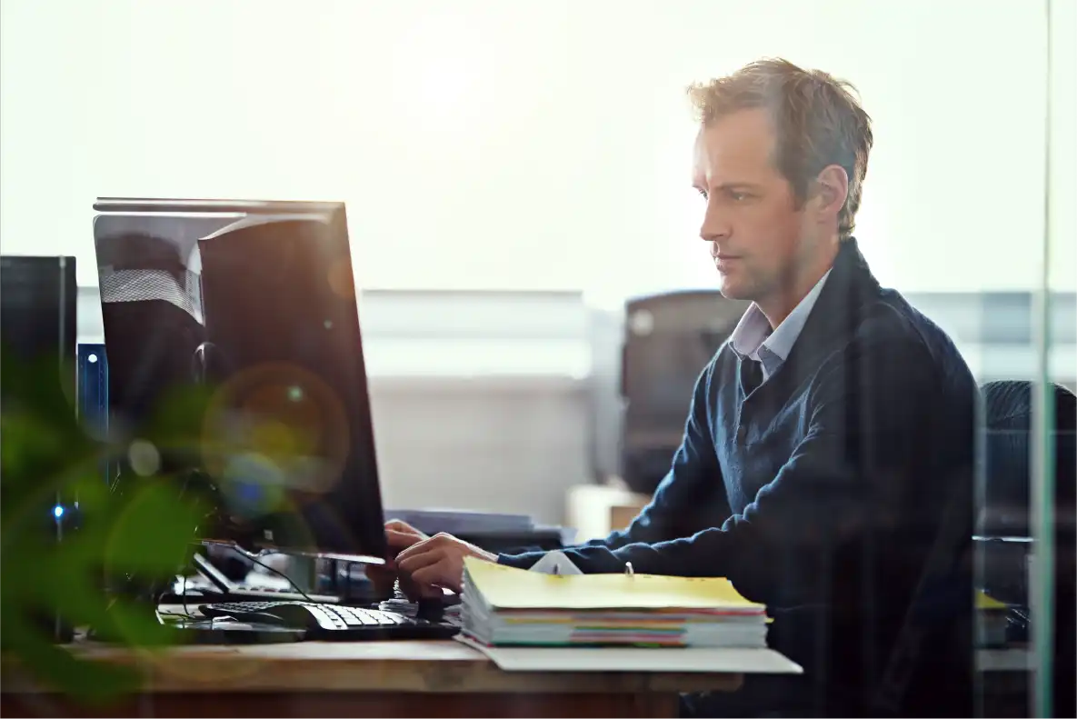 Tijdelijke CISO werkt aan NIS2/ISO 27001-maatregelen achter de desktop
