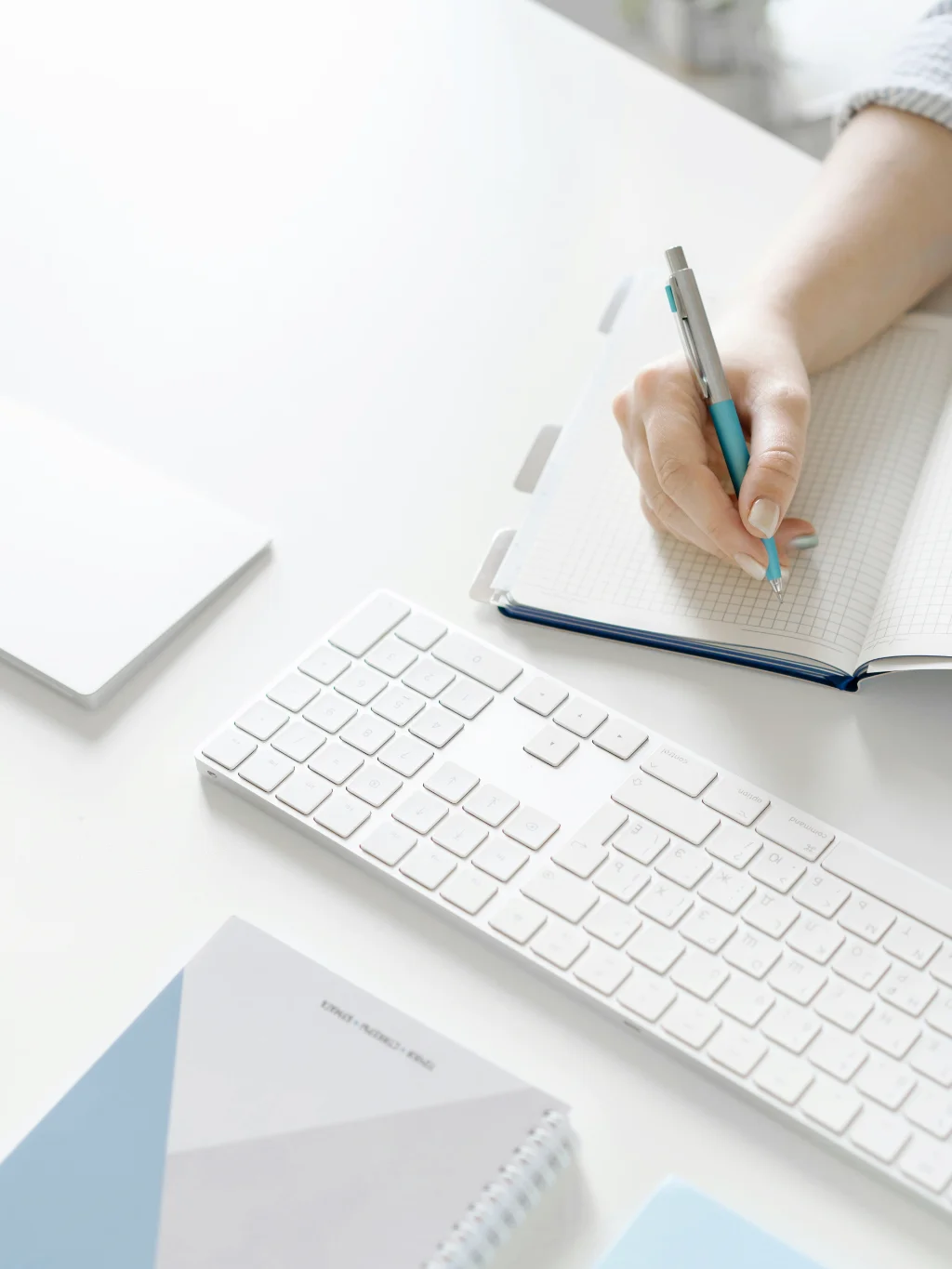 Werkplek met documentatie en toetsenbord – audit-ready documentbeheer